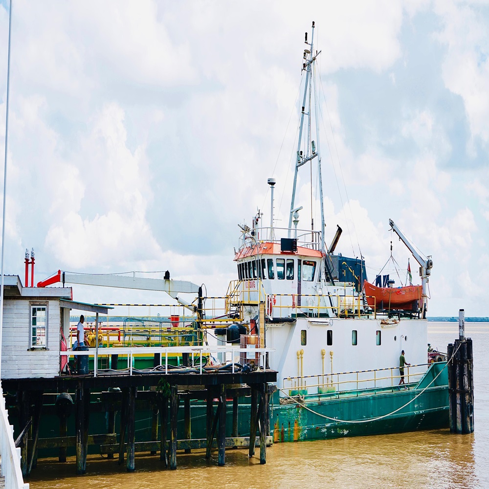SHI-OIL marine refuelling operation